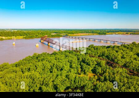 Vista aerea del ponte storico Old Chain of Rocks che si estende sul fiume Mississippi tra l'Illinois e il Missouri Foto Stock