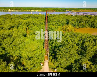 Vista aerea del ponte storico Old Chain of Rocks che si estende sul fiume Mississippi tra l'Illinois e il Missouri Foto Stock