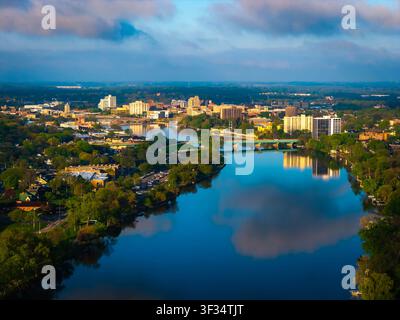 Vista aerea scenografica del mattino di Rockford, Illinois, con il fiume Rock che scorre attraverso la città Foto Stock