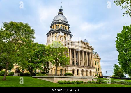 Edificio del Campidoglio dello Stato dell'Illinois circondato dalla vegetazione primaverile a Springfield, Illinois Foto Stock