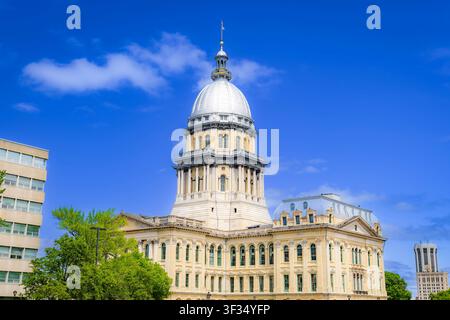 Edificio del Campidoglio dello Stato dell'Illinois circondato dalla vegetazione primaverile a Springfield, Illinois Foto Stock