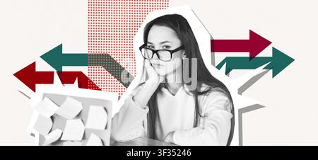 Donna asiatica concentrata con occhiali che pensa alla scrivania dell'ufficio, concetto aziendale Foto Stock