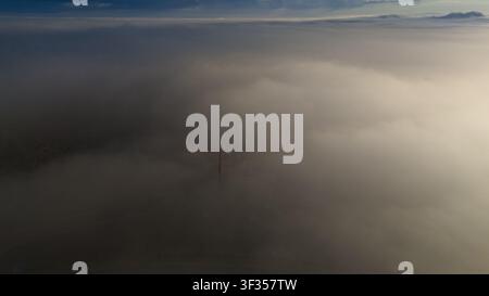 Vista aerea della torre Akyokus che emerge da una fitta coltre di nebbia sulla Landschaft di Meram, Konya, Turkiye. Foto Stock