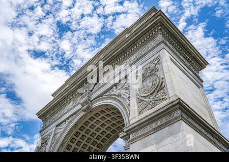 Arco di Washington Square, vista dall basso contro nuvole bianche e cielo blu, Washington Square Park, Greenwich Village, Manhattan, New York City, New York Foto Stock