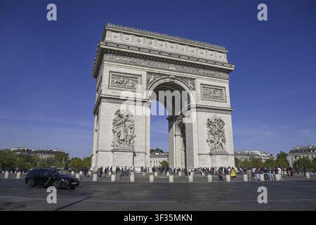 Taxi davanti all'Arco di Trionfo, Parigi, regione Île-de-France, Francia Foto Stock