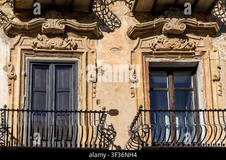 Facciate e finestre ornate di edifici, Agrigento, Sicilia, Italia Foto Stock