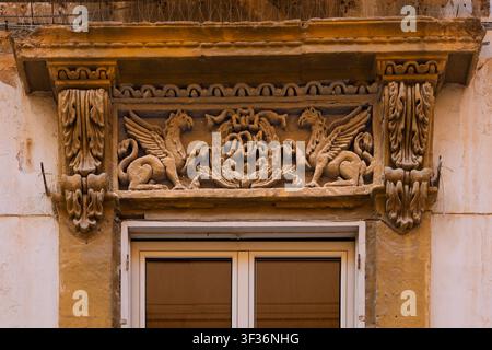 Facciate e finestre ornate di edifici, Agrigento, Sicilia, Italia Foto Stock