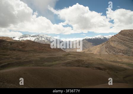 Vista panoramica delle aspre montagne e delle cime innevate dell'Himalaya a Langza, valle di Spiti, Himachal Pradesh, India Foto Stock