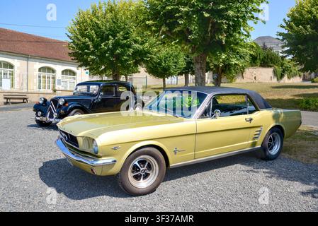 Francese registrato, guida a sinistra, Ford Mustang americano degli anni '60 289 V8 Hardtop - Francia centrale. Foto Stock
