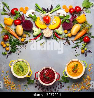 Concetto di zuppe salutari di verdure e legumi. Zuppa di piselli gialli, borscht rosso con fagioli e broccoli verdi con zuppa di lenticchie. Vista dall'alto. Foto Stock