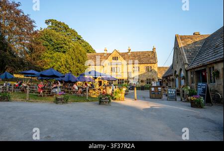 I clienti seduti si godono una bevanda e un pasto fuori dall'Hardwick Inn, un tradizionale pub e ristorante del XVI secolo costruito in arenaria locale. Foto Stock