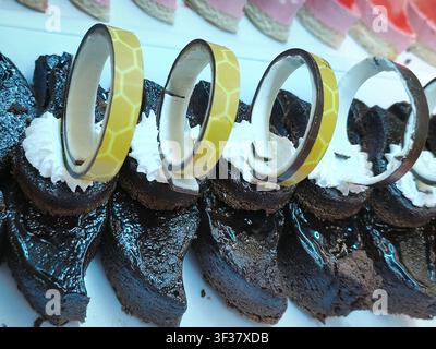 Paste assortite e dolci tradizionali del Medio Oriente esposti su un tavolo da buffet sontuoso in un hotel egiziano, Foto Stock