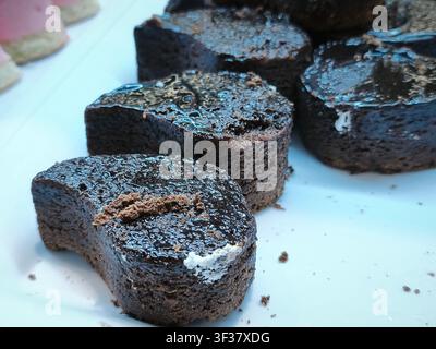 Paste assortite e dolci tradizionali del Medio Oriente esposti su un tavolo da buffet sontuoso in un hotel egiziano, Foto Stock