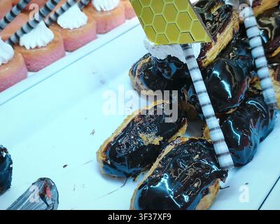 Paste assortite e dolci tradizionali del Medio Oriente esposti su un tavolo da buffet sontuoso in un hotel egiziano, Foto Stock
