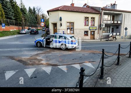 Auto di pattuglia della polizia che assicura la scena di un incidente stradale a un incrocio a Łańcut, Polonia Foto Stock