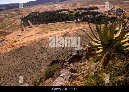 vista panoramica che si affaccia sulla città mineraria del deserto di Aggeneys da una cresta rocciosa e impervia Foto Stock
