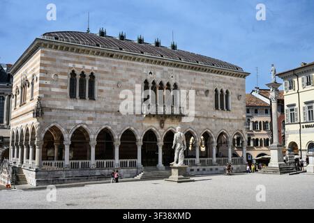 La Loggia del Lionello, dalla Piazza della Libertà. La Loggia fu costruita originariamente tra il 1448 e il 1457 e ricostruita dopo un incendio nel XIX secolo. Foto Stock