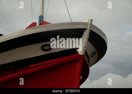 Prima di una barca da pesca con colori vivaci e design tradizionale Foto Stock