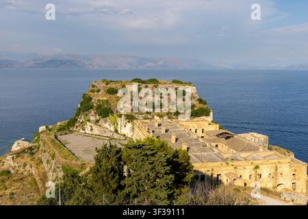 Antica fortezza di Corfù situata su un terreno accidentato, con architettura militare storica e antichi edifici in pietra sul Mar Ionio Foto Stock
