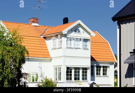 Stoccolma, Svezia - 14 luglio 2026: Idilliaca casa bianca in legno con giardino in estate Foto Stock