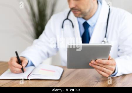 Primo piano del medico che compila la documentazione Foto Stock