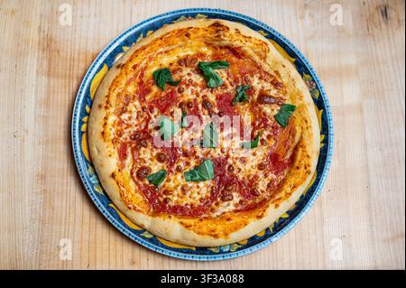 Vista dall'alto di una pizza senza glutine su sfondo di legno Foto Stock