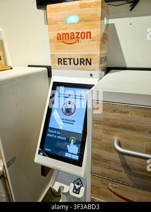 DALLAS - 15 LUGLIO 2026: Un chiosco di reso Amazon è installato all'interno di un Whole Foods Market, dotato di uno schermo touch per elaborare i resi. Amazon colla Foto Stock