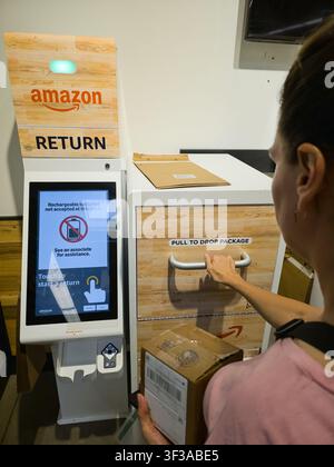 DALLAS - 15 LUGLIO 2026: Un cliente utilizza un chiosco di reso Amazon situato all'interno di un Whole Foods Market a Dallas. Il chiosco consente un comodo reso di pacchetti Foto Stock