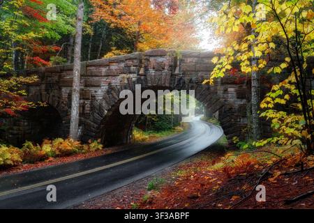 Il fogliame autunnale sta quasi raggiungendo il picco di colore al ponte Stanley Brook nel parco nazionale di Acadia. Il ponte Stanley Brook è stato costruito nel 1933, l'ultimo delle carrozze Foto Stock