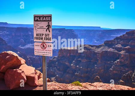 Segnale di sicurezza del Grand Canyon West con il bordo del canyon e il paesaggio dell'Arizona Foto Stock