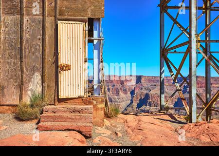 Edificio di miniera abbandonato e struttura arrugginita che si affaccia sul Grand Canyon West, Arizona Foto Stock