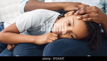 Close-up di nero testa della ragazza che posa in giro Foto Stock