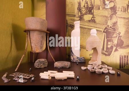 Esposizione di vari pezzi, frammenti di ceramica antica, bottiglie, pipe. Al Mint, Museum of History. A Sydney, Australia. Foto Stock