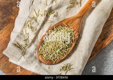 Erbe aromatiche di rosmarino verde secco crudo biologico in un cucchiaio Foto Stock