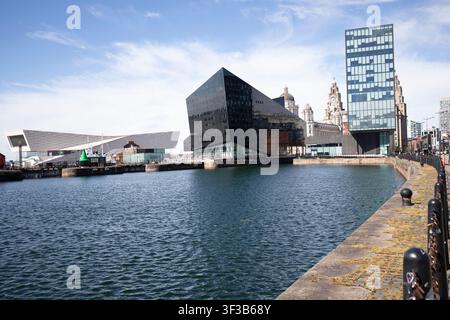 Architettura moderna del lungomare al Canning Dock di Liverpool, con l'edificio in vetro nero RIBA North e il Museum of Liverpool. Foto Stock