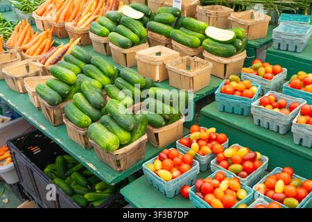 Pomodori, cetrioli e carote in cesti a uno stand del mercato contadino Foto Stock
