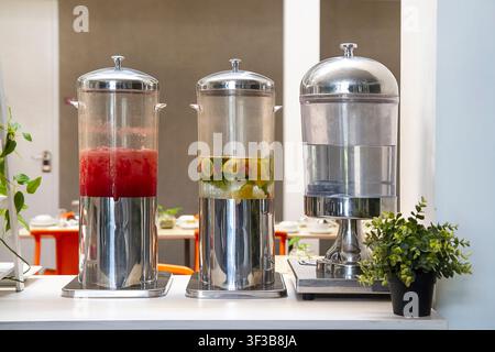 succo di frutta fresco in dispenser per bevande Foto Stock