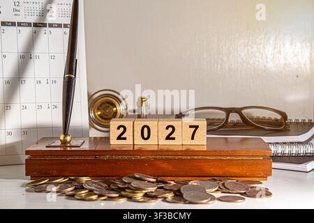 Pianificazione del Capodanno 2027 e obiettivi finanziari Pianifica il tuo successo: monete, calendario e risoluzione del Capodanno 2027: pianificazione strategica per il 2027 Foto Stock