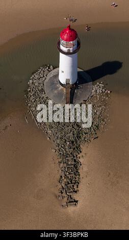 Vista aerea con drone del faro di Point of Ayr a Talacre Beach durante la bassa marea Foto Stock