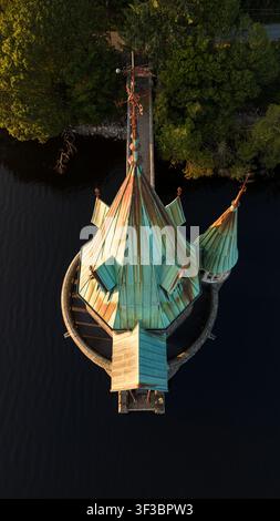 Vista aerea ad alta angolazione della storica torre di stoccaggio del Lago Vyrnwy all'ora dorata, Powys, Galles Foto Stock