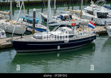 Grande yacht di lusso olandese su un pontile nel porto turistico o marina di Lymington, New Forest, Hampshire, Inghilterra, Regno Unito Foto Stock