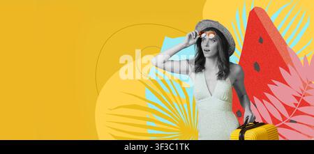 Donna in costume da bagno e cappello che tiene bagaglio giallo, concetto di vacanza estiva Foto Stock