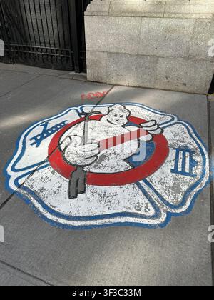 NEW YORK, NY - 12 febbraio 2024: Il logo di Ghostbusters dipinto sul marciapiede fuori dalla caserma dei pompieri presente nei film "Ghostbusters", un t popolare Foto Stock