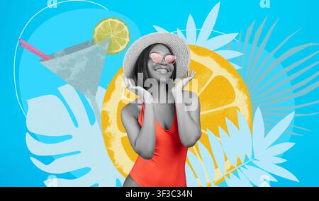 Giovane donna nera felice che sorride in costume da bagno rosso con cappello e occhiali da sole alla spiaggia estiva Foto Stock