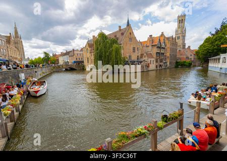 Il Rozenhoedkaai (Molo del Rosario) a Bruges, in Belgio. È uno dei luoghi più fotografati della città, noto per i suoi canali pittoreschi e la sua storia Foto Stock