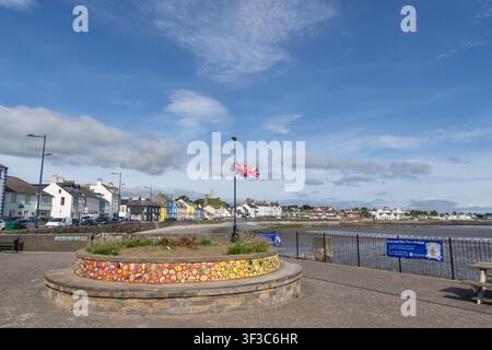 Pietre dipinte disposte in un letto rialzato sul lungomare di Donaghadee, Contea di Down, Irlanda del Nord Foto Stock