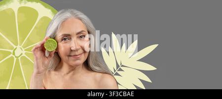 Donna anziana felice con capelli grigi che tiene un lime, cura della pelle a casa, concetto di benessere Foto Stock