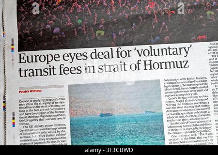 "L’Europa esamina un accordo per tasse di transito ‚volontarie‘ nello stretto di Hormuz" titolo del giornale Guardian articolo sulle tasse di spedizione nello stretto di Hormuz 11 luglio 2026 UK Foto Stock