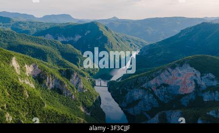 Spettacolare panorama aereo del canyon del fiume Drina che si snoda tra ripide montagne boscose e suggestivi paesaggi naturali Foto Stock