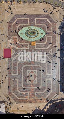 Vista aerea dall'alto di Plaza de la Virgen con fontana storica. Valencia, Spagna - 31 maggio 2026. Foto Stock